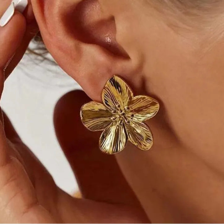 PetalGleam – Elegant Retro Earrings