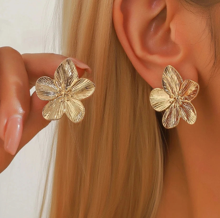 PetalGleam – Elegant Retro Earrings