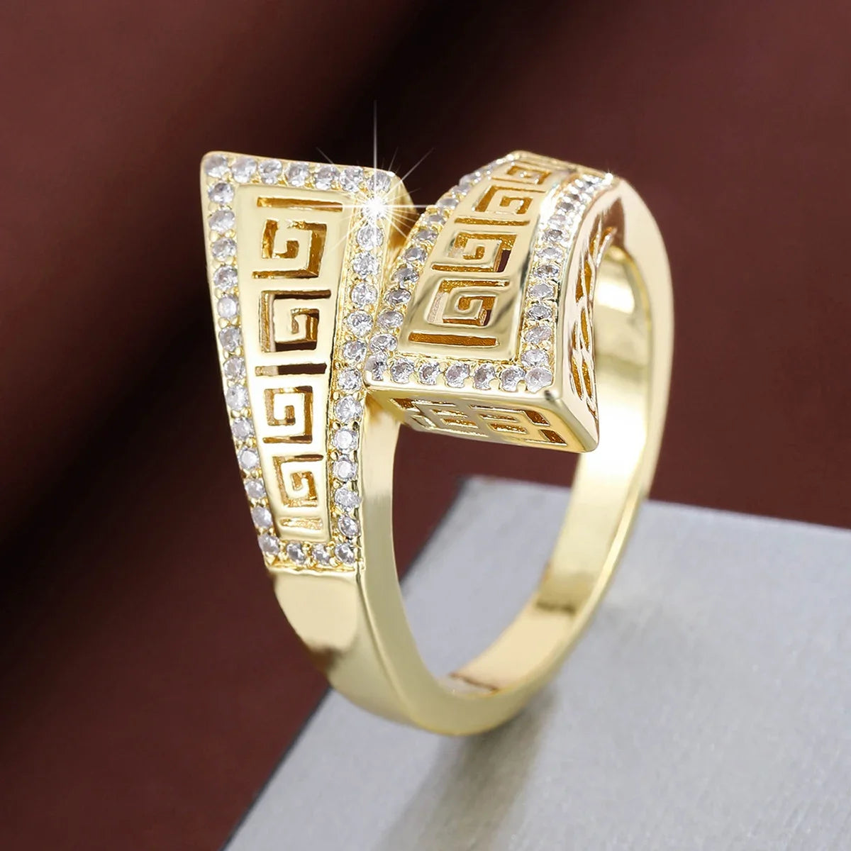 Aurora Chic – Fashionable Zircon Ring