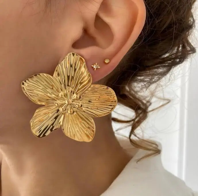 PetalGleam – Elegant Retro Earrings
