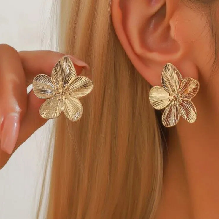 PetalGleam – Elegant Retro Earrings