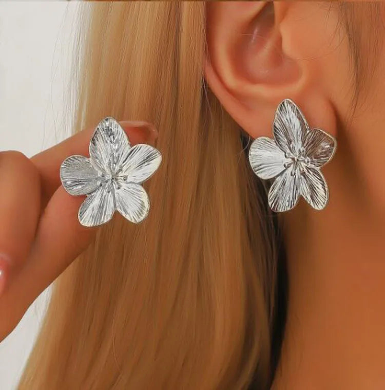 PetalGleam – Elegant Retro Earrings